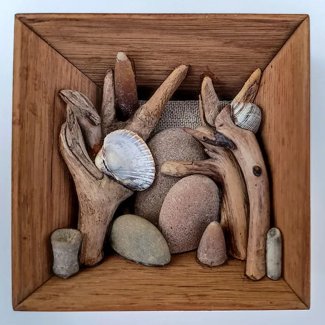 Holz, Dieter „Rügener Strandlandschaft mit Bäumen“, Materialcollage, um 1980, 9x9 cm