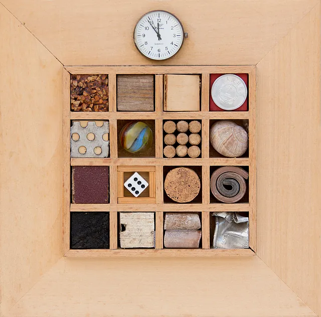 Quadratiertes Material VI mit Uhr, Materialcollage, um 2000, Maße21x21 cm