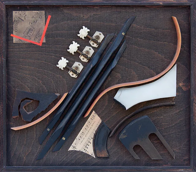 Modernes Gitarren-Stilleben II, Materialcollage, 1979, Maße31x35 cm