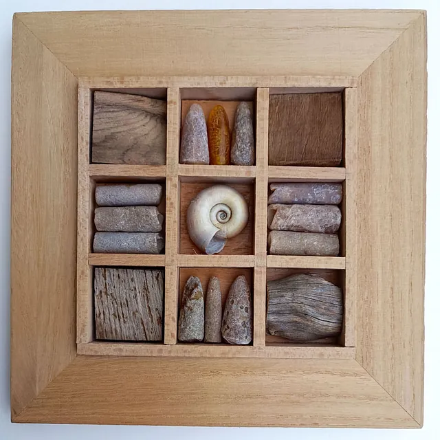 Holz, Dieter „Bernstein III“, Materialcollage, 2004, 18x18 cm