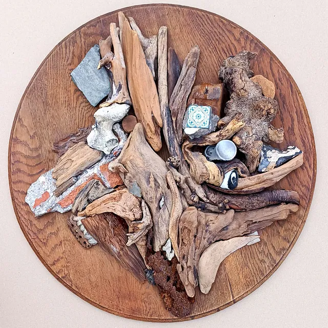 Holz, Dieter „Bewegungen Materialisiertes Gereistsein“, Materialcollage, 1979, Durchmesser 68 cm