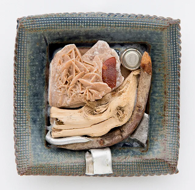 Sandrose I, Miniatur-Materialcollage, um 1990, Maße8x8 cm